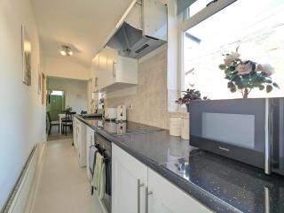 Charming 3-bed Home Near Centre Free Parking - 2
