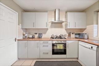 Elegant 4 Bed House - Parking and Garden -Sleeps 8 - 6