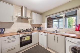 Elegant 4 Bed House - Parking and Garden -Sleeps 8 - 1