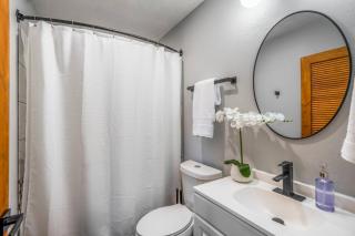 Bright, Fully Equipped Studio With Gated Parking! - 4