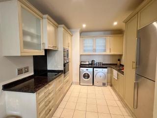 Luxury 1 Bedroom Apartment in Michel Angelo Towers - 3