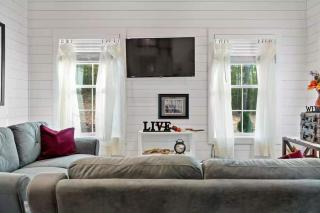 Cozy Family Luray Cabin w Fire Pit Grill WiFi & More - 5