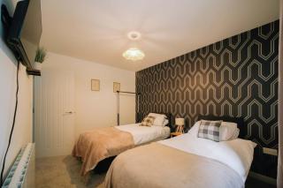 Spacious 4-Bed House Perfect for Long-Term Stays - 3