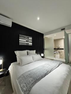 Accommodation Front - Phenomenal 3 Bedroom with Unique Canal Views - 2