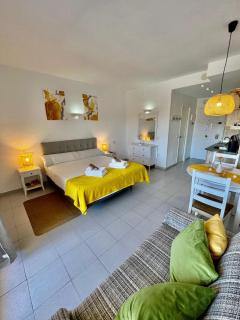 Sea View Studio with Pool in Benalbeach - 9