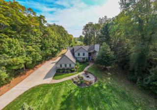 Off The Hook Spacious Home with Pool Firepit Large Yard - 0