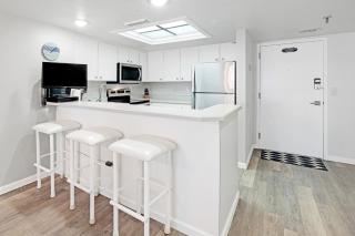 Oceanfront with great beach views from all rooms & balcony, heated pool, and garage - 4