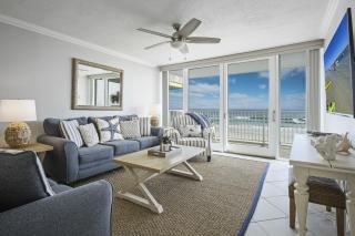 New listing! Direct oceanfront condo with a balcony, heated pool, and tennis court - 4