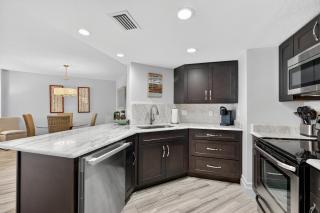 New listing! Direct oceanfront with private balcony, pool, and hot tub - 2