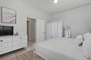 Town Treasure - Walkable - King Bed - AC - 3