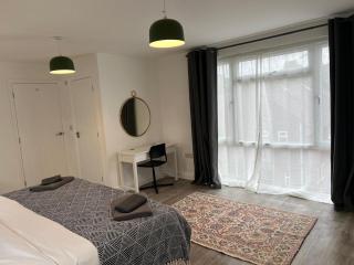 3 Bedroom Gatwick Free Parking Fast Wi-Fi - 9