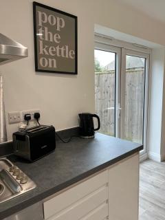 3 Bedroom Gatwick Free Parking Fast Wi-Fi - 4