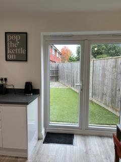 3 Bedroom Gatwick Free Parking Fast Wi-Fi - 1