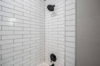 2 Bedroom - Gated Parking - Fully Equipped Kitchen - 1