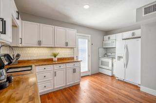 2-Bedroom - Equipped Kitchen - Gated Parking! - 0