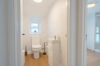 4-Bedroom Coastal Getaway in Pembroke Dock - 4