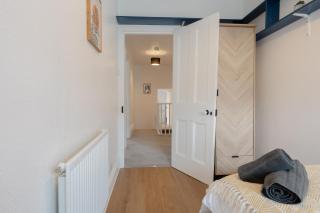 4-Bedroom Coastal Getaway in Pembroke Dock - 2