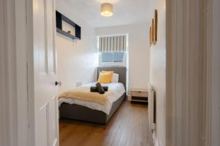 4-Bedroom Coastal Getaway in Pembroke Dock - 6