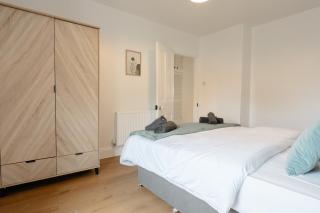 4-Bedroom Coastal Getaway in Pembroke Dock - 8