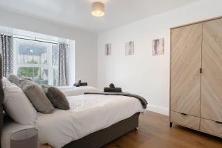 4-Bedroom Coastal Getaway in Pembroke Dock - 9