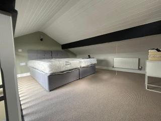 4-Bed Family or Group Home in Glossop - 7