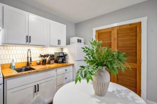 Elegant & Fully Equipped Studio With Gated Parking - 3