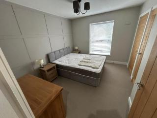 4-Bed Family or Group Home in Glossop - 2