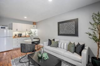 Chic, Fully Equipped Studio With Gated Parking! - 0