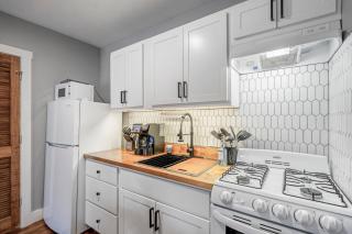 Chic, Fully Equipped Studio With Gated Parking! - 3