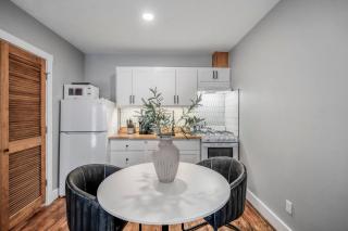 Chic, Fully Equipped Studio With Gated Parking! - 1