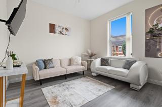 Moxley Modern 2-Bed Flat with Flexible Sleeping - 0