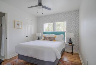 Spacious 6 Bed 6 Bath Duplex with a Pool - 7