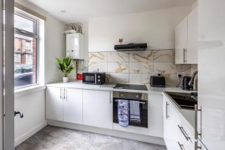 3Bedroom 2 Bathroom House-Free Parking - 9