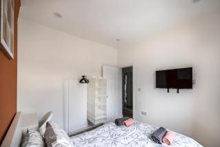 3Bedroom 2 Bathroom House-Free Parking - 1