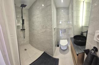 Maisonnette rénovée avec cour, clim et métro à 5 min - 9