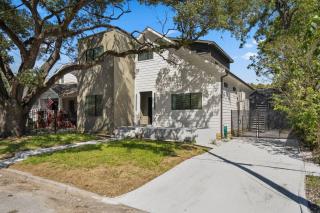 Smart Amenities & Modern Charm – Houston Studio! - 2