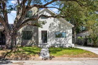 Smart Amenities & Modern Charm – Houston Studio! - 1