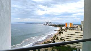 Oceanview Studio with Pool, Gym & Beach Access - 4