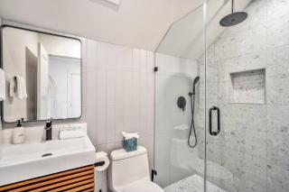 Stylish East End Studio for Comfort & Wellness - 9