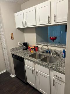 Truist park walkable apt - 1