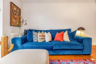 Urban Oasis Chic 1BR Flat with Spacious Garden - 6