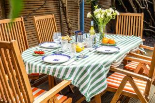 Urban Oasis Chic 1BR Flat with Spacious Garden - 3