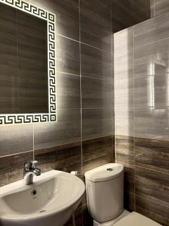 Exquisite & inviting 2 Bedroom 2 bath Balcony Fast internet - 2