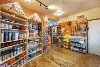 Broken Spur Inn & Steakhouse - 4