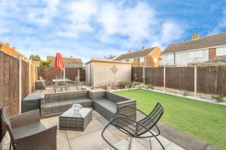 Warm & Spacious 3-Bed Retreat in Doncaster - 9