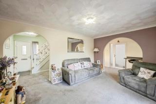 Warm & Spacious 3-Bed Retreat in Doncaster - 5