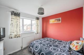 Warm & Spacious 3-Bed Retreat in Doncaster - 3