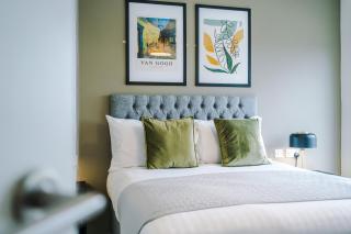 Top-Floor City View Elegant 2BR - 3