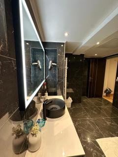 Chambres indépendantes avec salles de bain privatives - 1