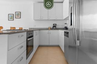 Beautiful 2 BR Condo Amazing Rooftop Pool - Gym - 0